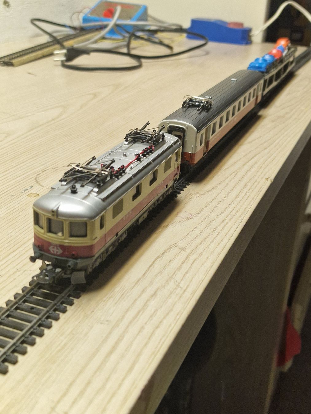 Lima Modellini di ferrovie: Lokomotive Lima mit zwei wagons  – Usato da Herzogenbuchsee venduto da ioa_zcm6