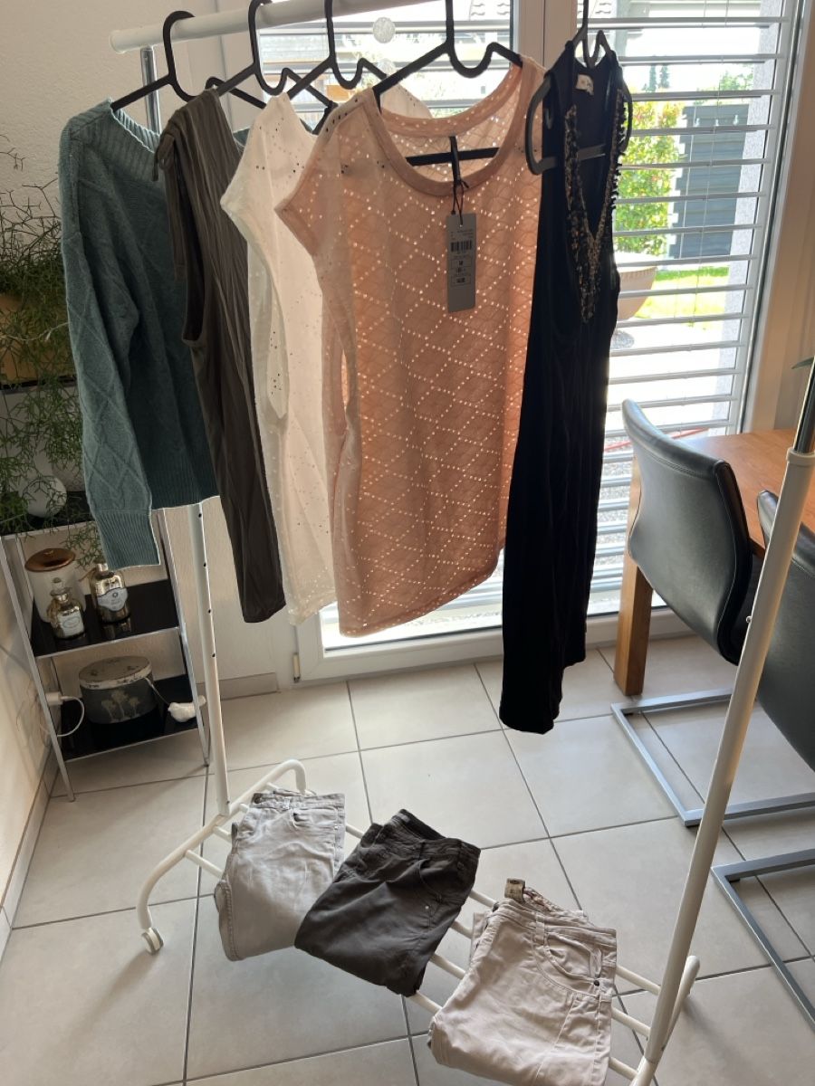 Lotti di vestiti: Sommerliche Kleider: Hosen, Pullover & Tops - Grösse M/38 - – Usato da Kappelen venduto da Chanel1991