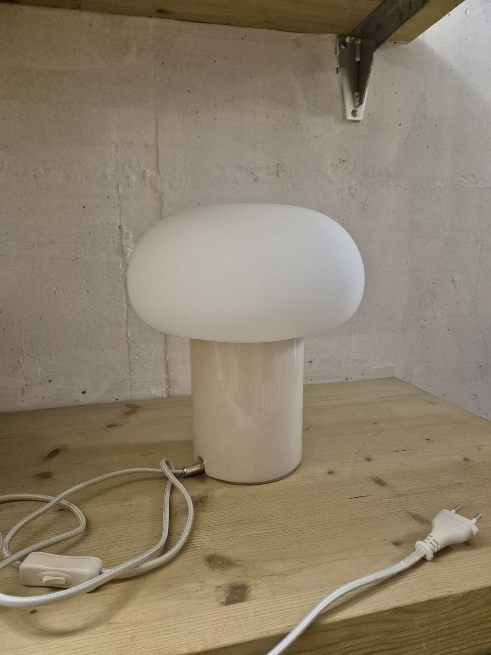 Ikea Lampade: IKEA Dejsa Tischlampe beige / opalweiss – Usato da Niederhelfenschwil venduto da usa001