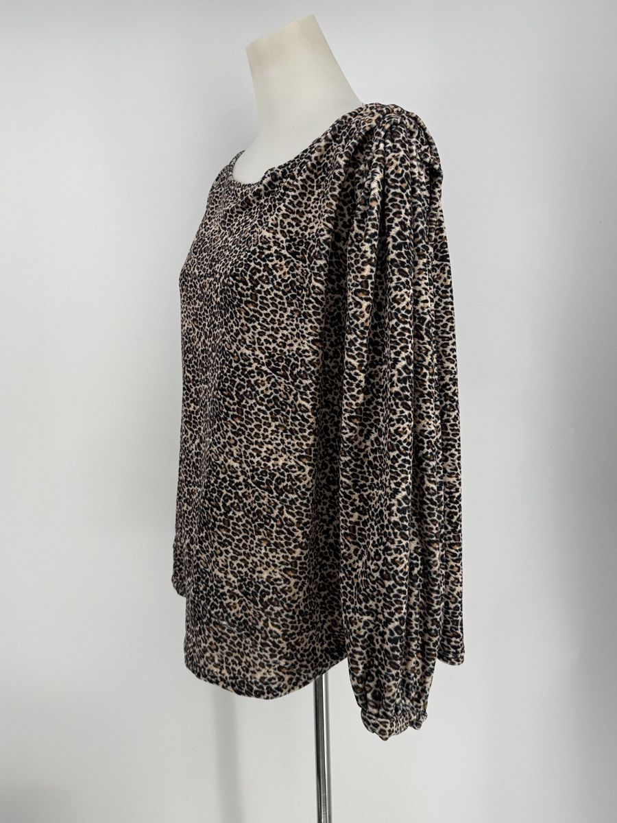 Pulls & Sweat-shirts: Plüsch Pullover Gr. 50/52 mit Leopardenmuster  – D'occasion à Auenstein par moin. 1