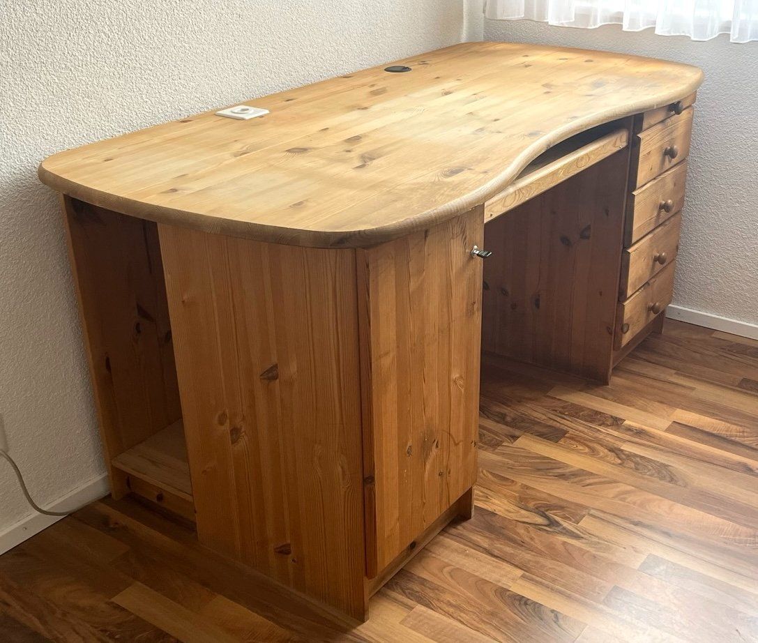 Schreibtische: Schreibtisch aus Vollholz – Gebraucht aus Rafz von Flabadip 1