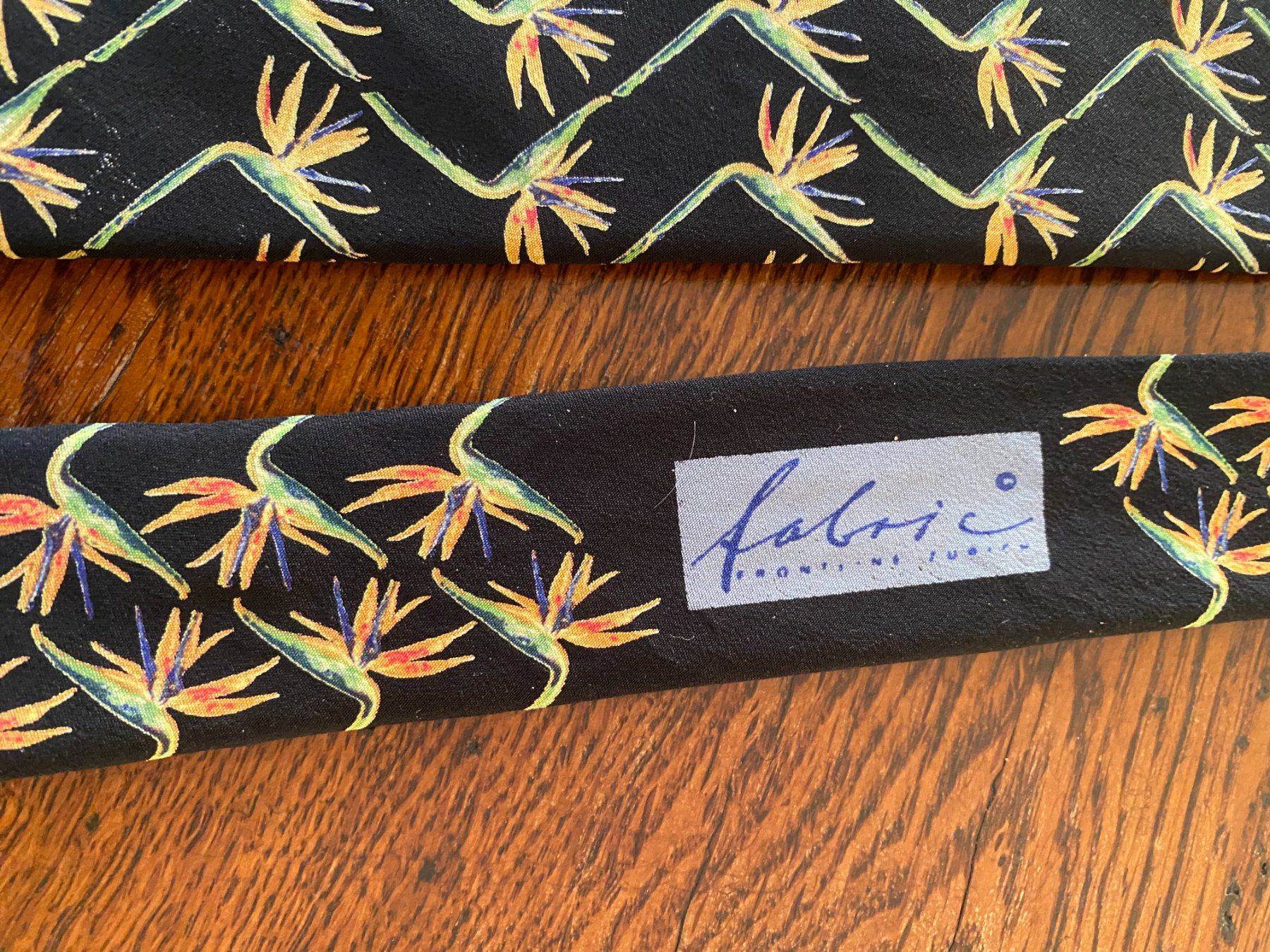 Fabric Frontline Cravatte: Fabric Frontline Krawatte Paradiesvogelblume – Usato da Bremgarten AG venduto da Baerli2 2