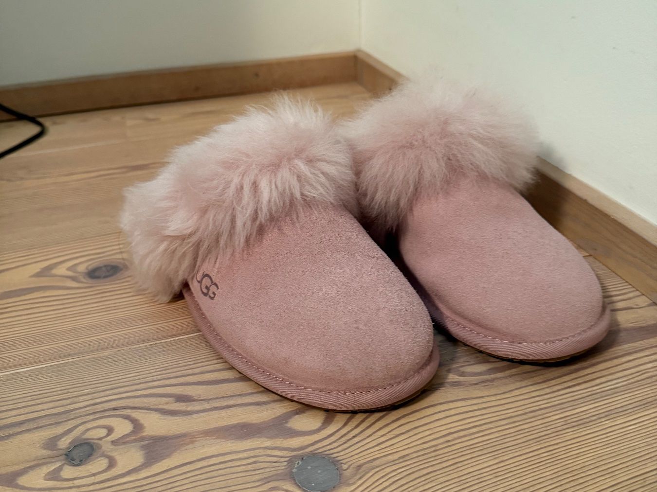 Abbigliamento: UGG Hausschuhe Gr. 40 – Usato da Ardez venduto da 2004ankek