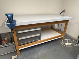 Werkbank mit Schraubstock und Schubladen