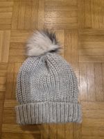 Graue Mütze mit Bommel