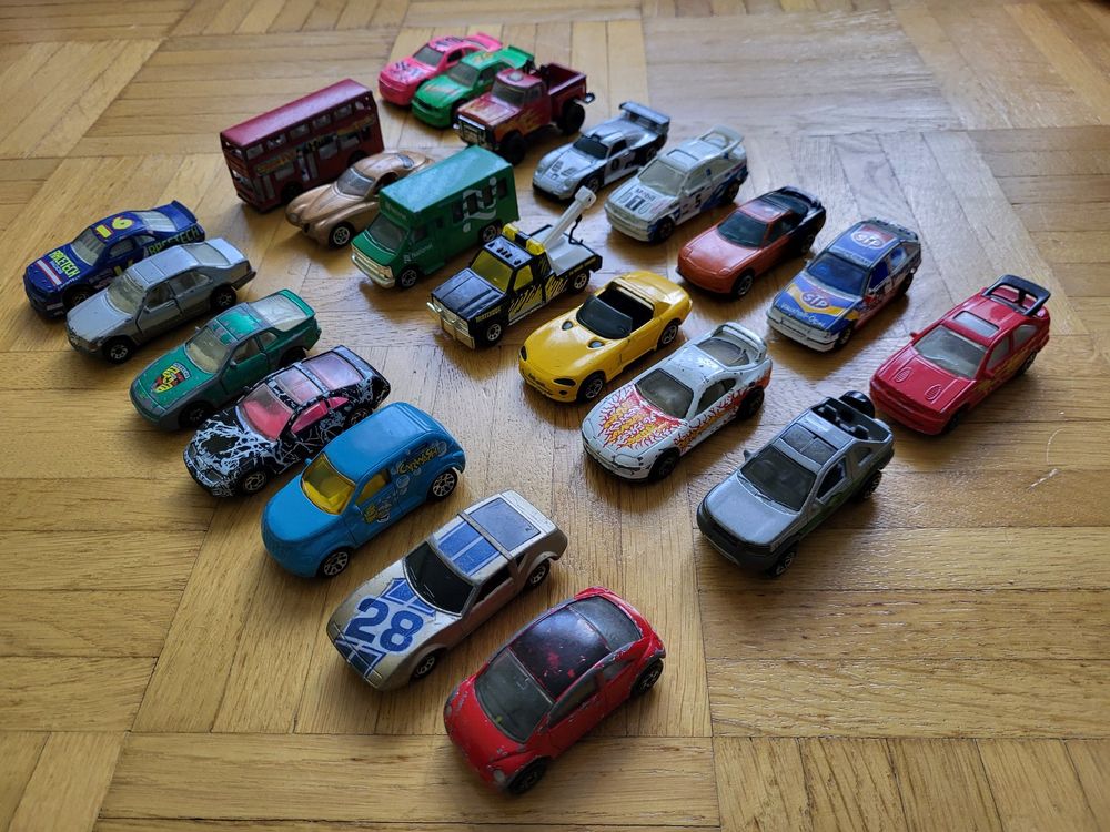 31-teiliges Spielzeugauto Set - 16 Aufziehautos + 15 Verkehrsschilder - Lernspielzeug Ab 3