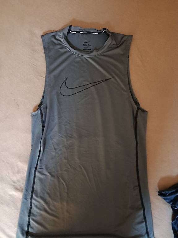 Tops: Canottiera Nike – Gebraucht aus Bellinzona von vin_jm7f 2