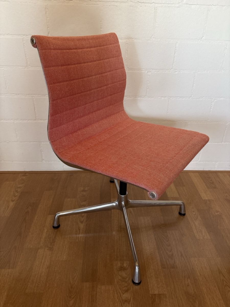 Vitra Chaises: Vitra Eames Alu Chair – D'occasion à Basel par magnummarine