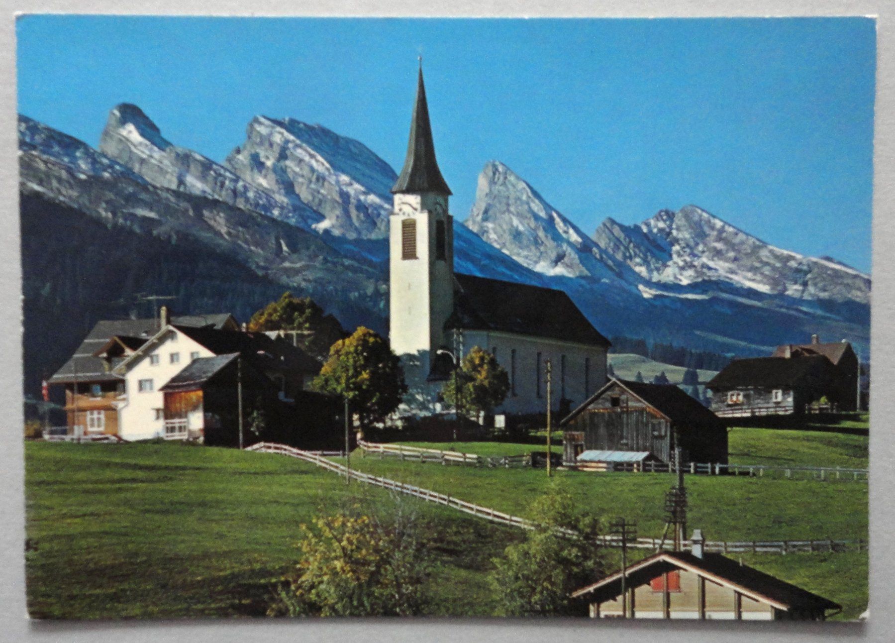 Cartoline postali: Wildhaus, Kath. Kirche mit Churfirsten – Usato da Fétigny venduto da Billy2miny