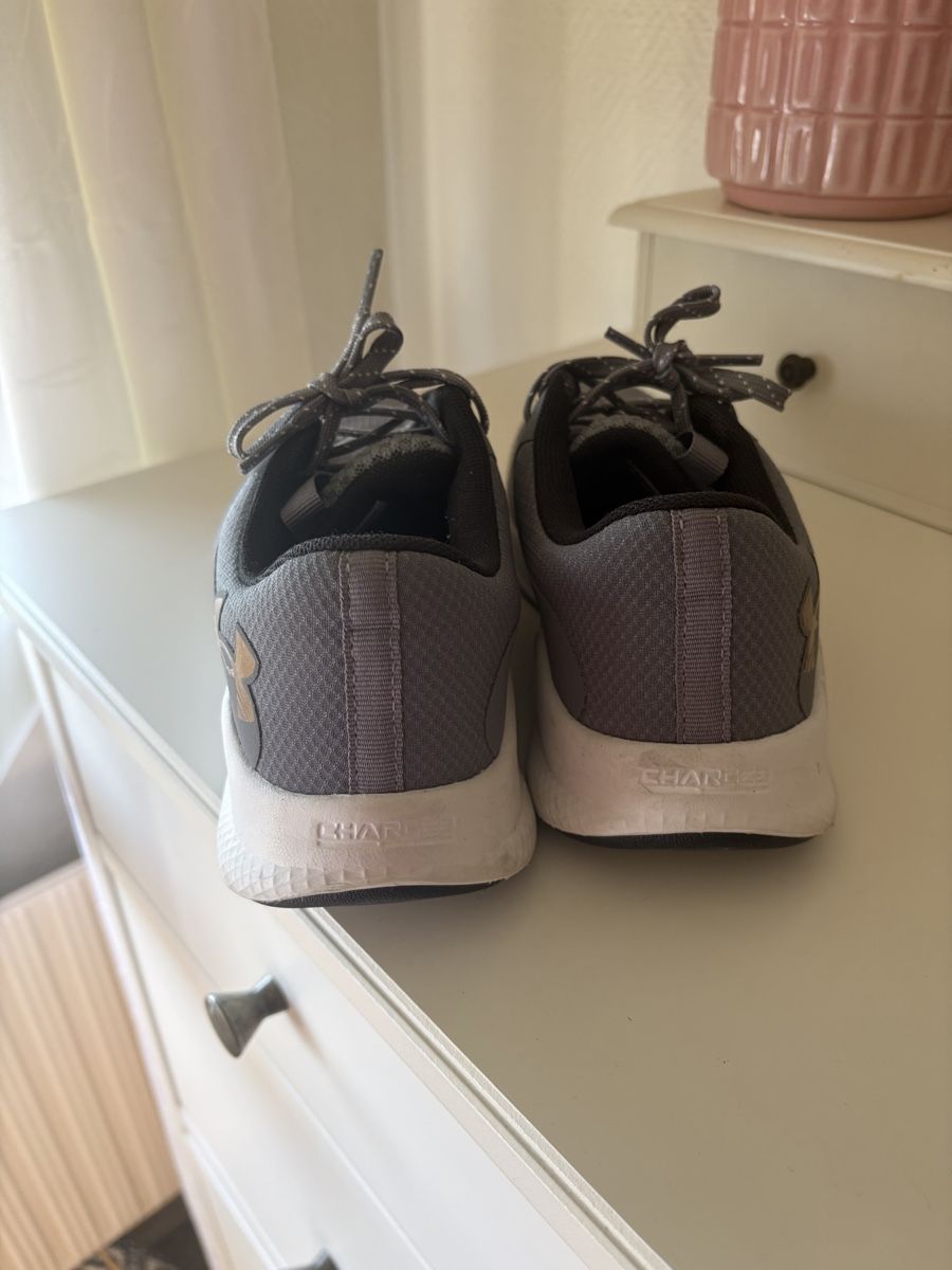 Under Armour Scarpe da uomo: Under Armour  Sneakers Grösse 39  – Usato da Basel venduto da Brunner.T 6