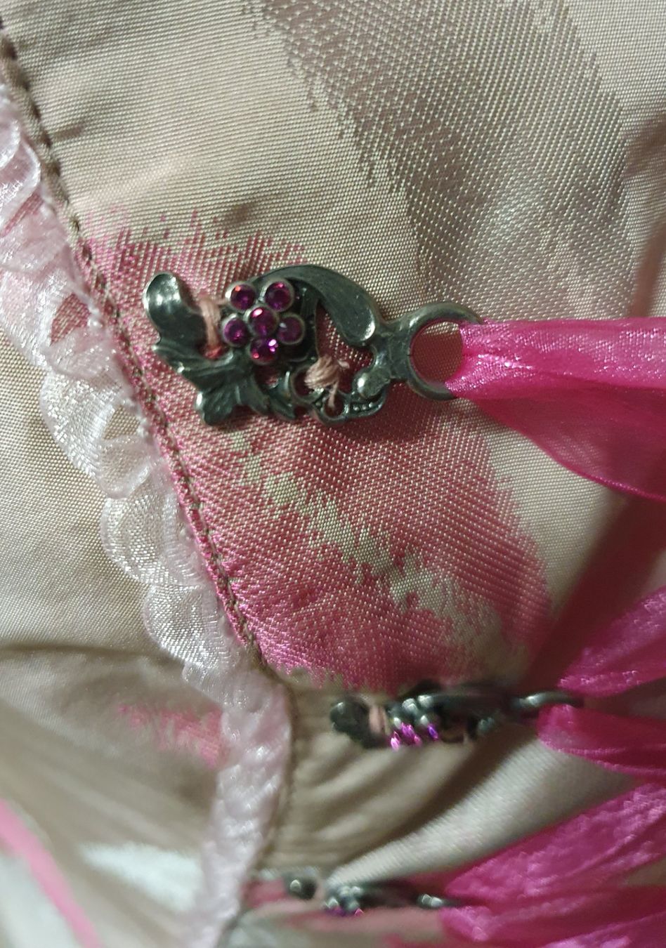 Placchette & Badge: Miederösen mit pinken Strass-Steinchen – Nuovo (secondo la descrizione) da Muri AG venduto da Edlerweiss 4