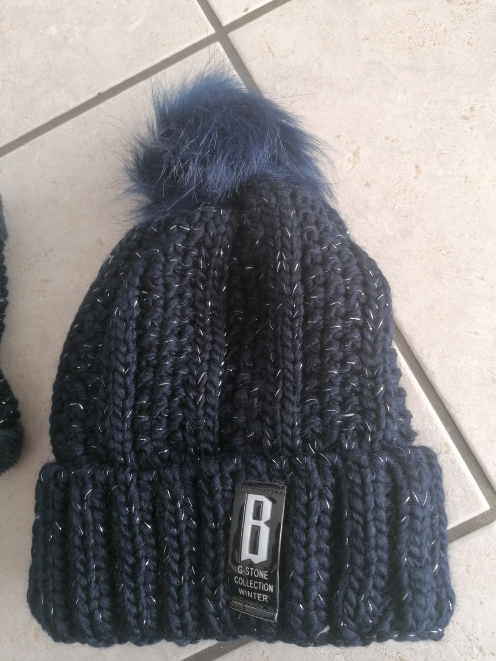 Lotti di vestiti: Neues 2 Teil WinterMütze Halstuch Set – Nuovo (secondo la descrizione) da Lostorf venduto da Luelostorf 2