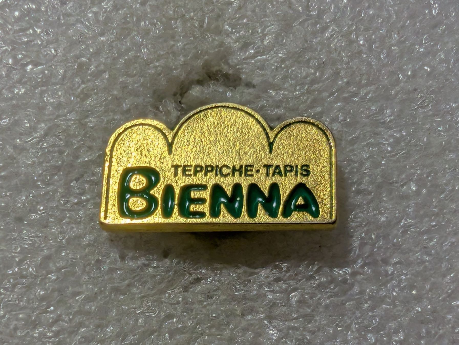Placchette & Badge: Ansteckpin 103: Teppiche Bienna – Usato da Oppligen venduto da Pin-Fall-Shop