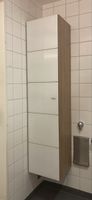 edler Bad-Hochschrank mit Optiwhite-Glastüre