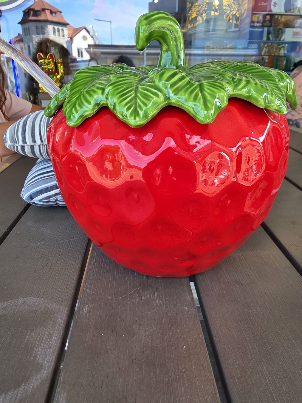Coupes: Keramik Dose Erdbeere rot Deckel Grösse gross Bowle – D'occasion à Arbon par MadameLuLa9320 1