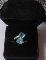 Bague élégante en or avec topazes bleues en forme de cœur