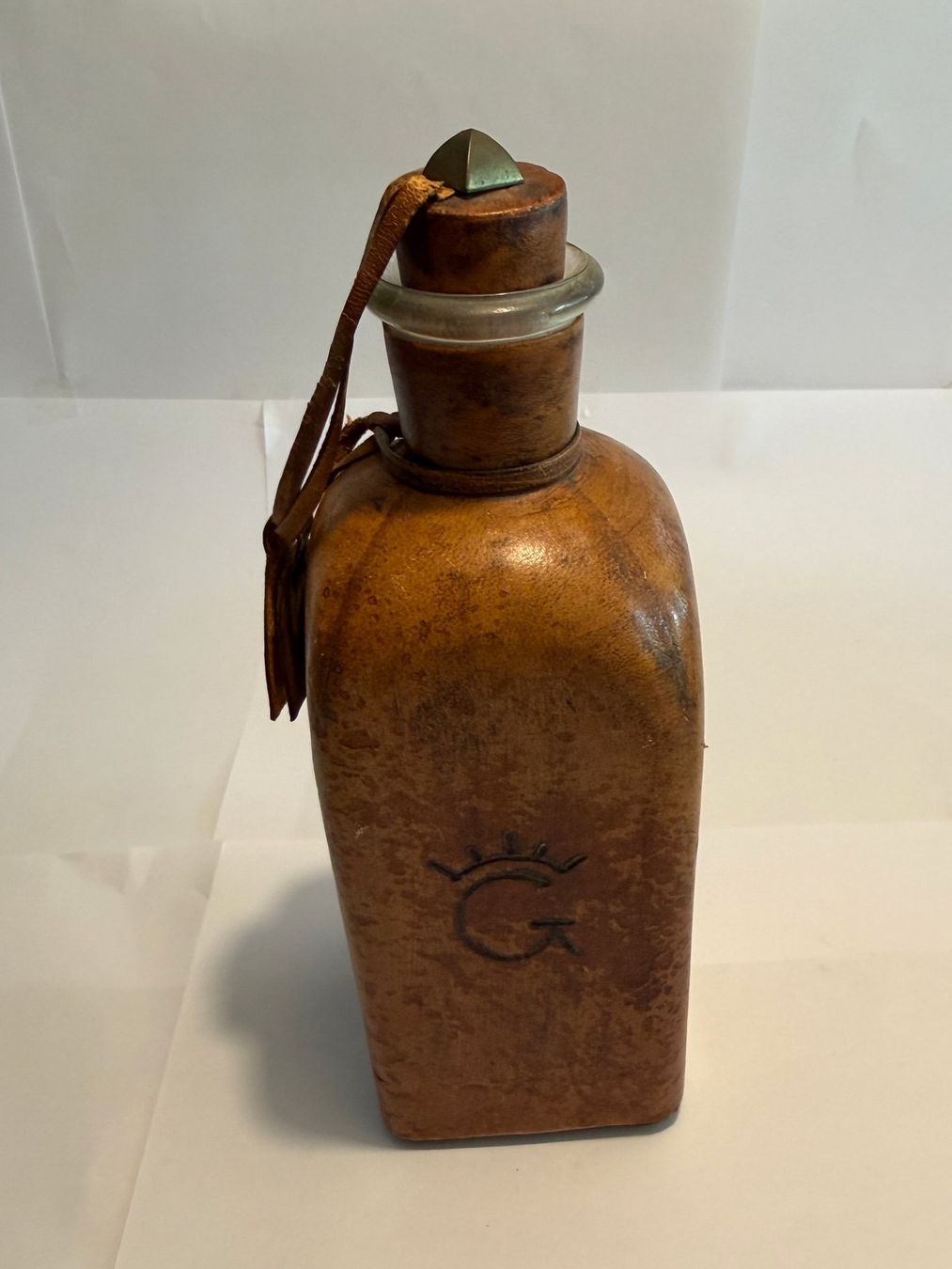 Karaffen: Whisky-Karaffe mit brauner Lederhülle, Spanien, 26 cm – Gebraucht aus Zürich von Andreae_ZH 1
