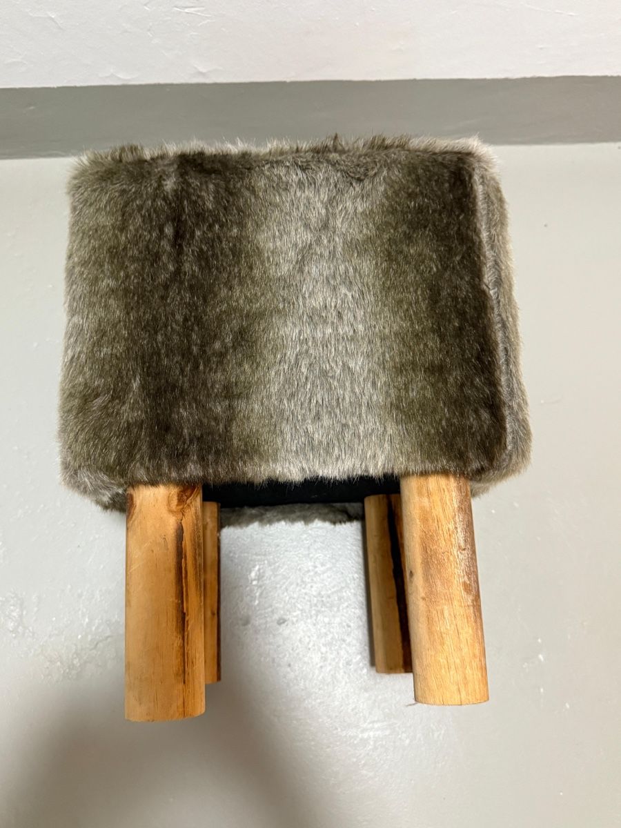 Hocker: Kleiner flauschiger Hocker im Chalet-Chic-Stil – Gebraucht aus Chur von adien 2