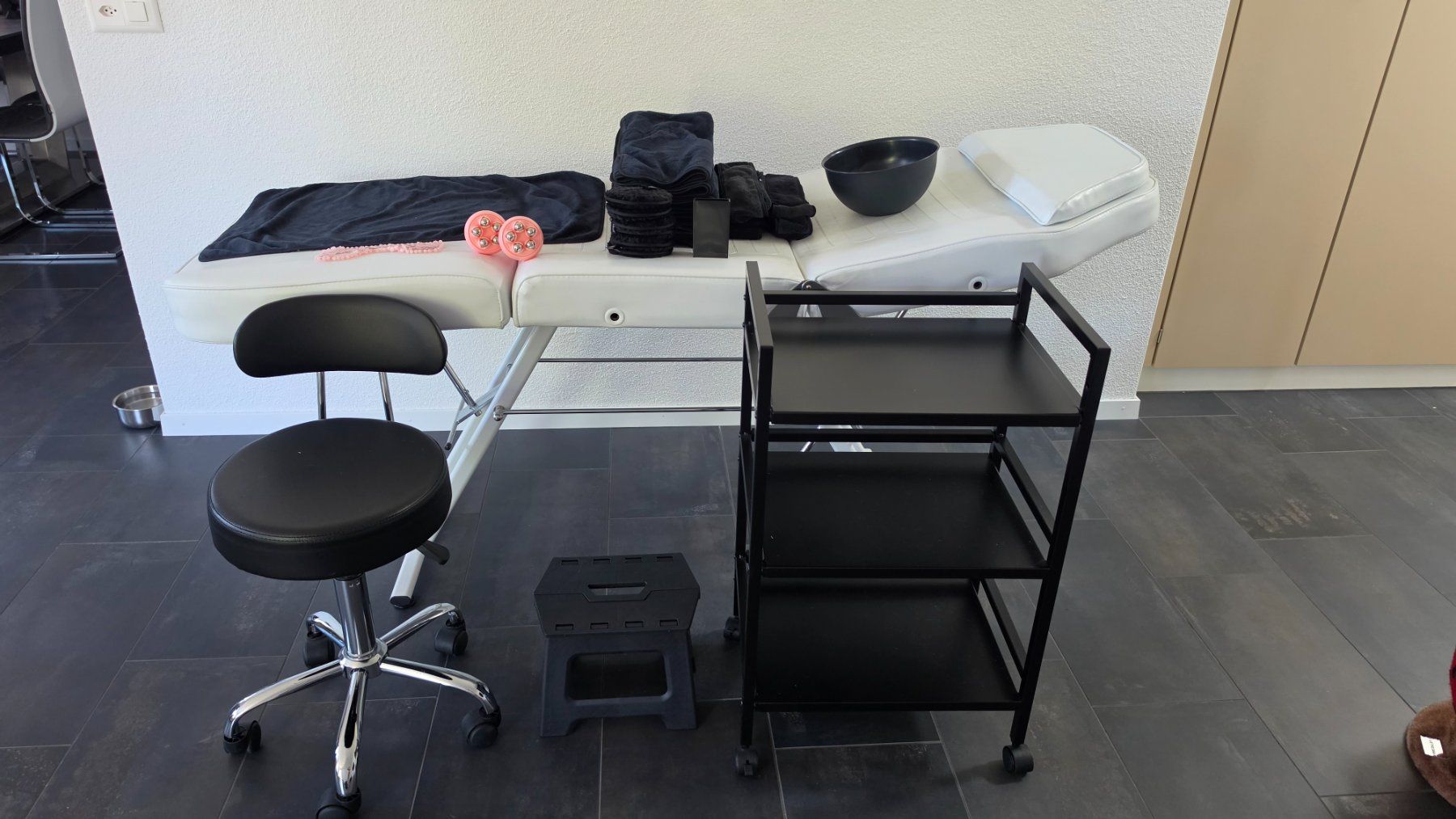 Kosmetik-& Massageliegen: Kosmetikausstattung – Gebraucht aus Mägenwil von Lea.SN