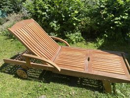 Liegestuhl aus Holz mit Auflage, verstellbar