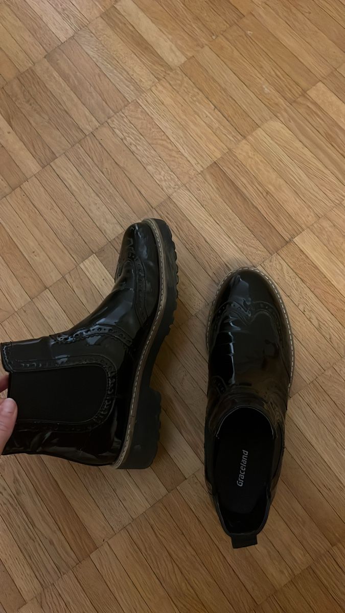 Scarpe da donna: Schwarze Glanz-Boots, Gr. 39 – Usato da Jona venduto da ch7_bc5v 1