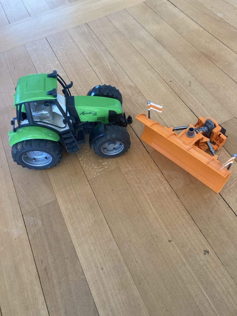 Bruder Giocattoli: Traktor mit Schneepflug Marke Bruder – Usato da Zuchwil venduto da Mad330