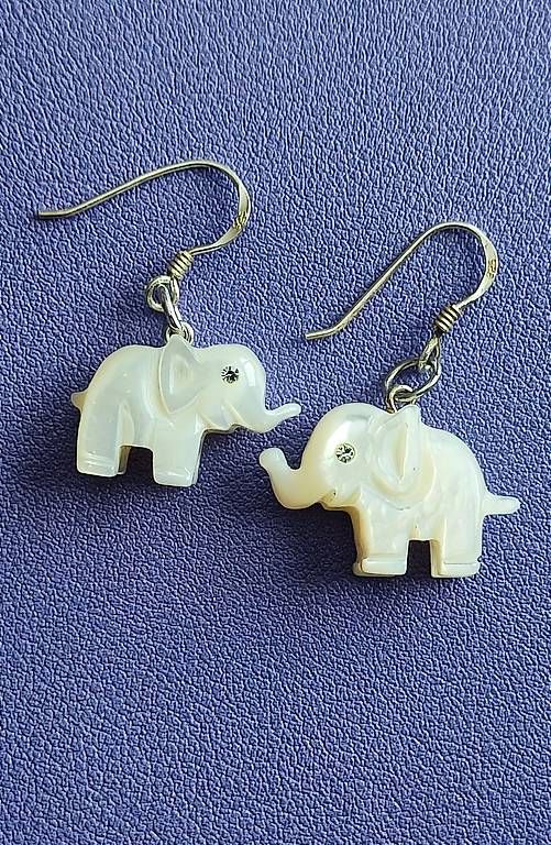 Orecchini pendenti & Orecchini a lobo: Ohrringe Elefant aus Perlmutt mit 925er Silber – Nuovo e nell'imballaggio originale da Ebnat-Kappel venduto da Zearara 2
