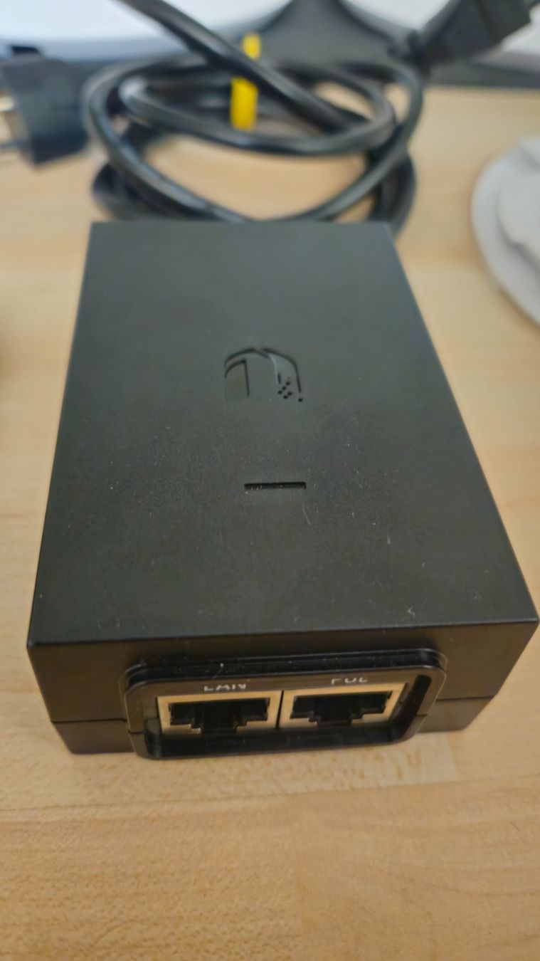 Ubiquiti WiFi: Ubiquiti UniFi WLAN Set - 6 Access Points + Switch + Adapter – Usato da Taverne venduto da farafina72 2