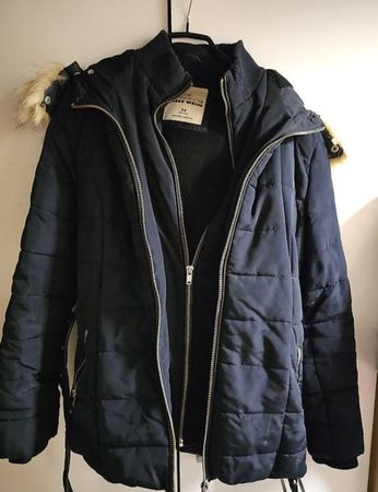 Doudoune Tally Weijl noire taille 34 avec capuche fourrée.
