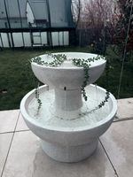 Garten brunnen mit licht