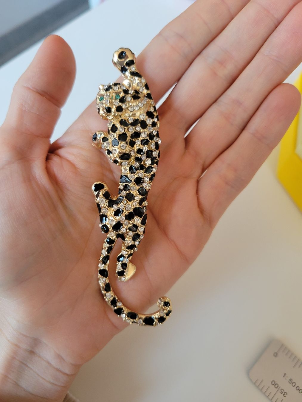 Spille & Fermagli: Superbe Broche Panthère – Dorée, Strass & Émail – Nuovo (secondo la descrizione) da Bernex venduto da Dariafr 1