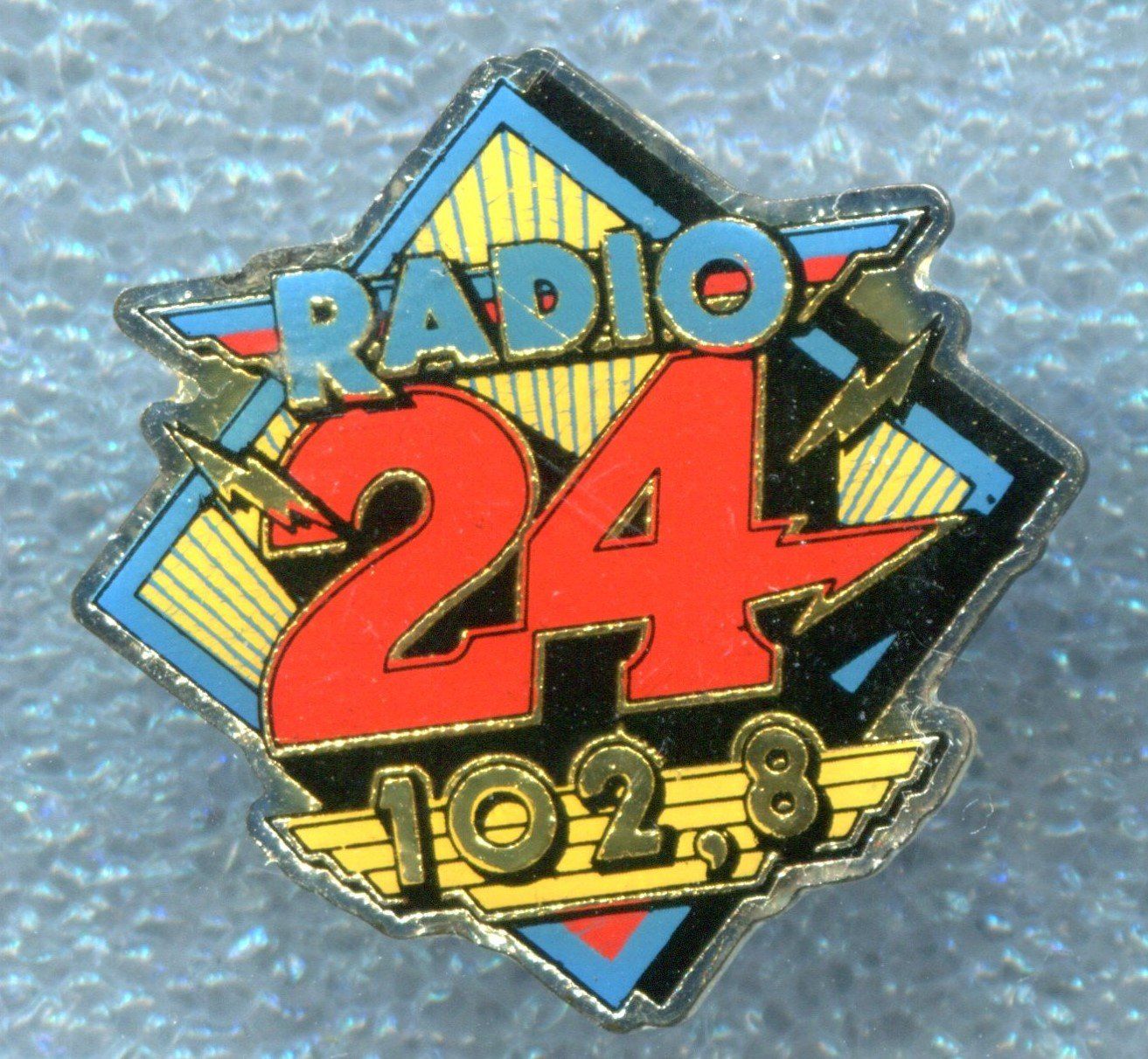Placchette & Badge: RADIO 24 102,8 MHz – Usato da Winterthur venduto da Sammleroase