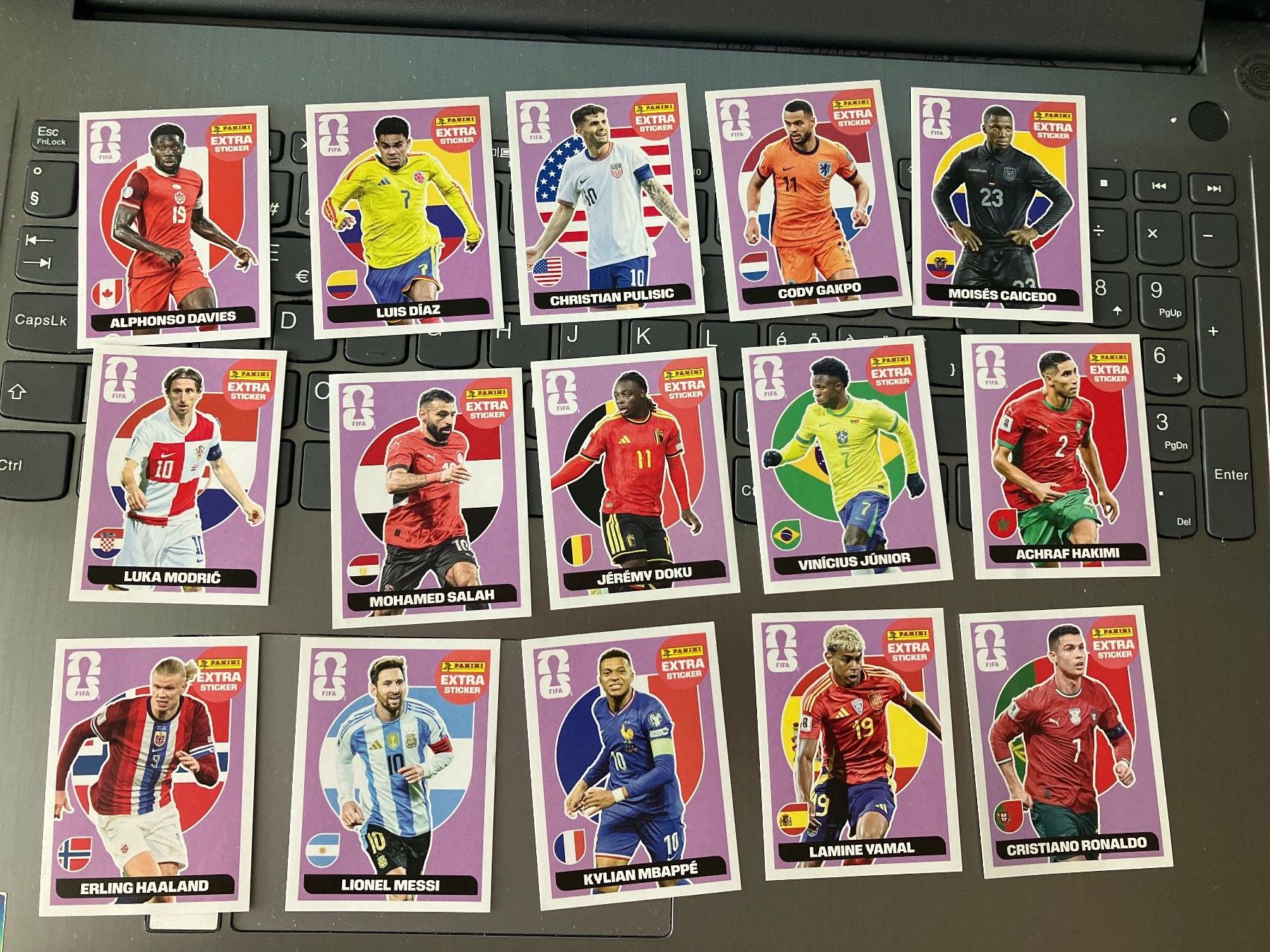 Panini Cartes à collectionner: 20 verschiedene purple Extra Sticker – Neuf (Voir description) à Duebendorf par RoteRose