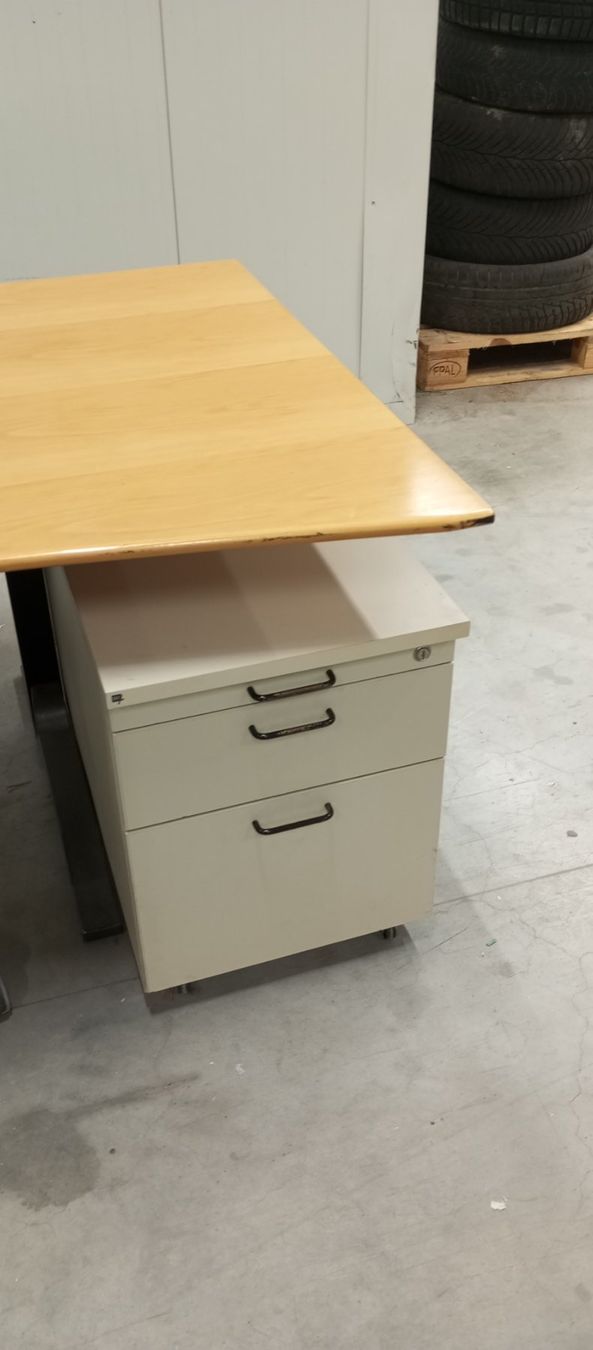 Set di tavolo e panche: Gebrauchter Bürotisch mit Rollcontainer und Bürostuhl – Usato da Salez venduto da tor_ptj8 4