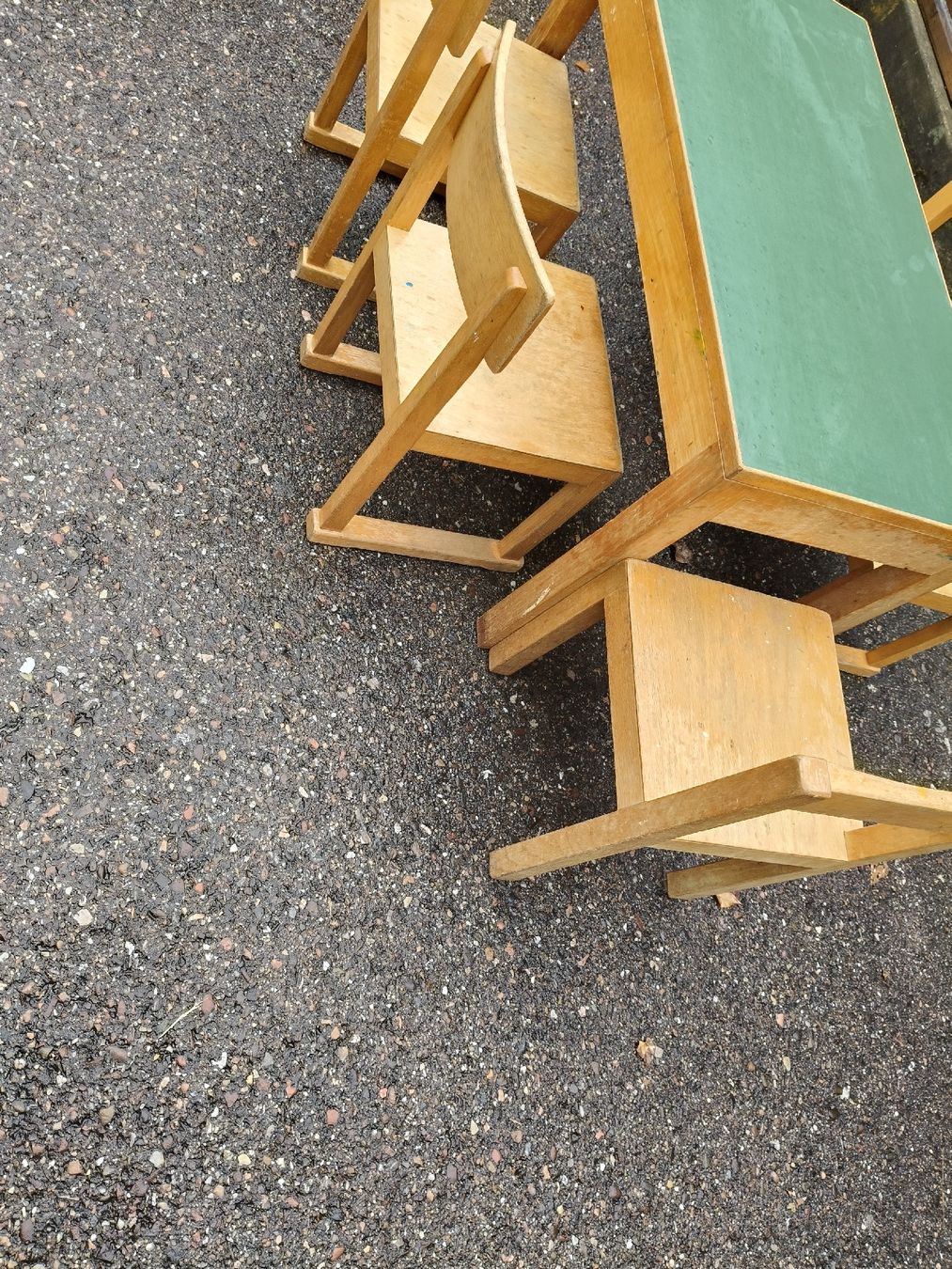 Casette per bambini:  Tisch mit6 Stühlen  – Usato da Zwingen venduto da inf_2blh 1