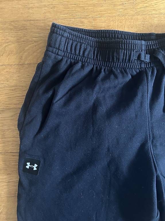 Hosen: under armour jogging pants – Gebraucht aus Hünenberg See von broglisvintage 1