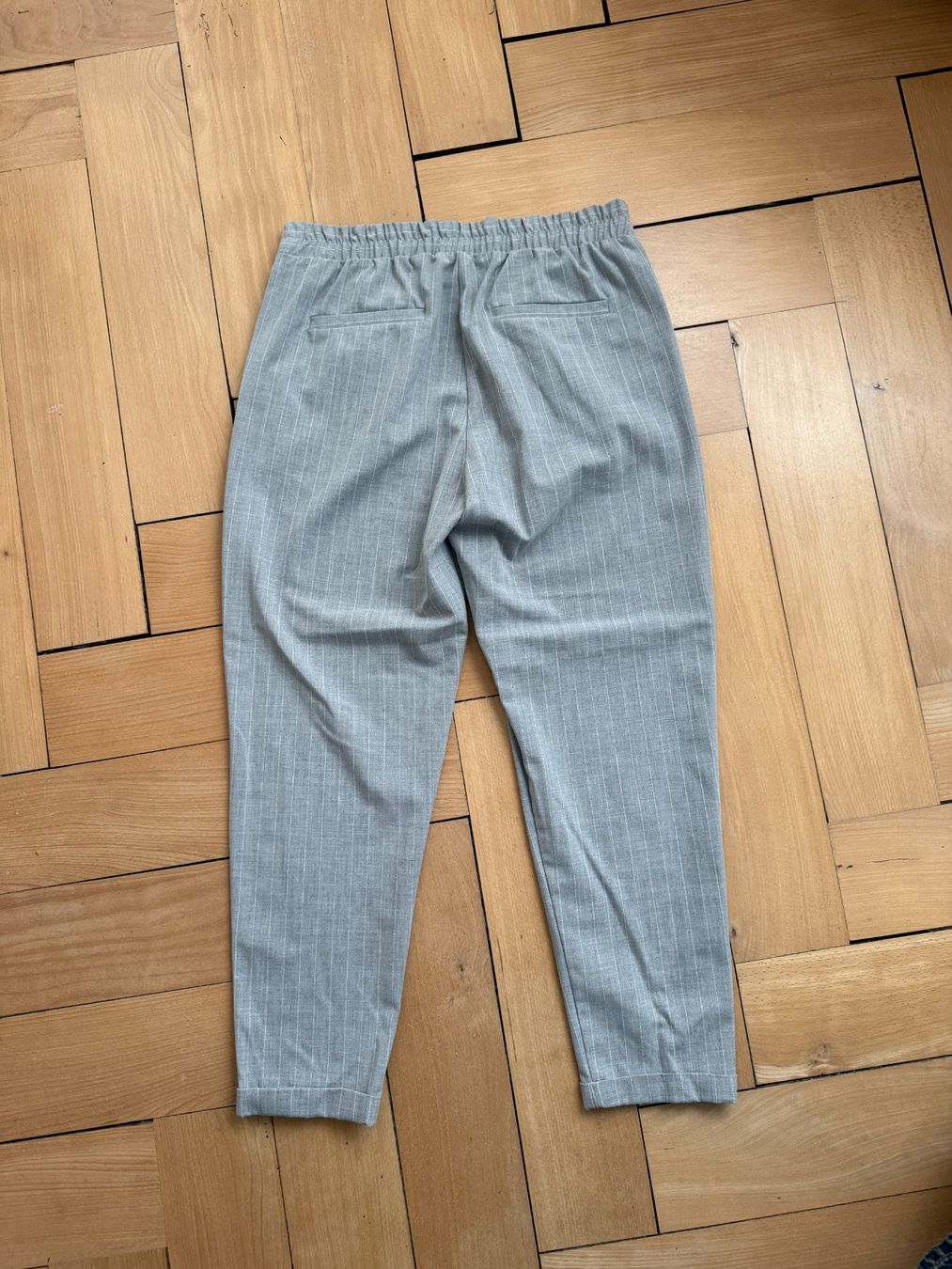 Bershka Pantaloni: BERSHKA - Hose hellgrau gestreift M – Usato da Zürich venduto da Diazaio 2