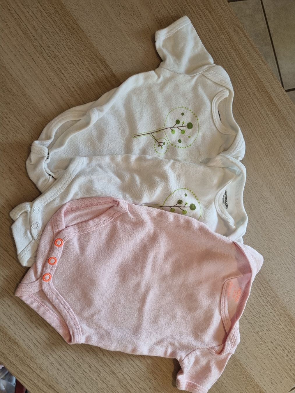 Lotti & Set di vestiti: Kurzarm Body gr. 50/56 – Usato da Kienberg venduto da c.barelds