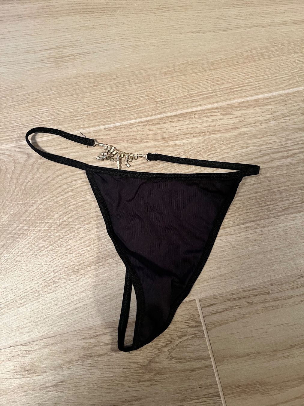 Altra biancheria intima: schwarzer String-Tanga mit Strass, Grösse S – Usato da Lugano venduto da sweetyd84 1