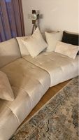 Gemütliches Ecksofa in Beige mit Kissen zu verkaufen!
