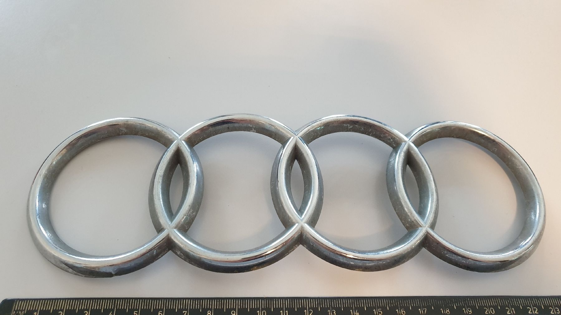 Audi Tutti pezzi di ricambio auto: Alte Audi Emblem / Logo Kühlergrill – Usato da Val D Illiez venduto da SnowRoof