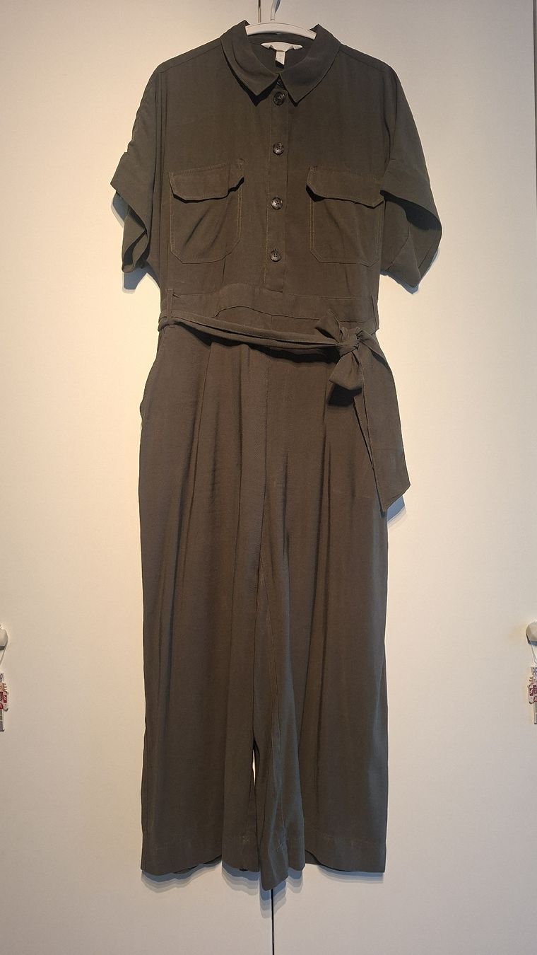 H&M Tute: Khaki Utility-Jumpsuit – Usato da Oberengstringen venduto da Kimchimon
