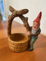 Niedlicher antiker Gartenzwerg am Brunnen, Vintage