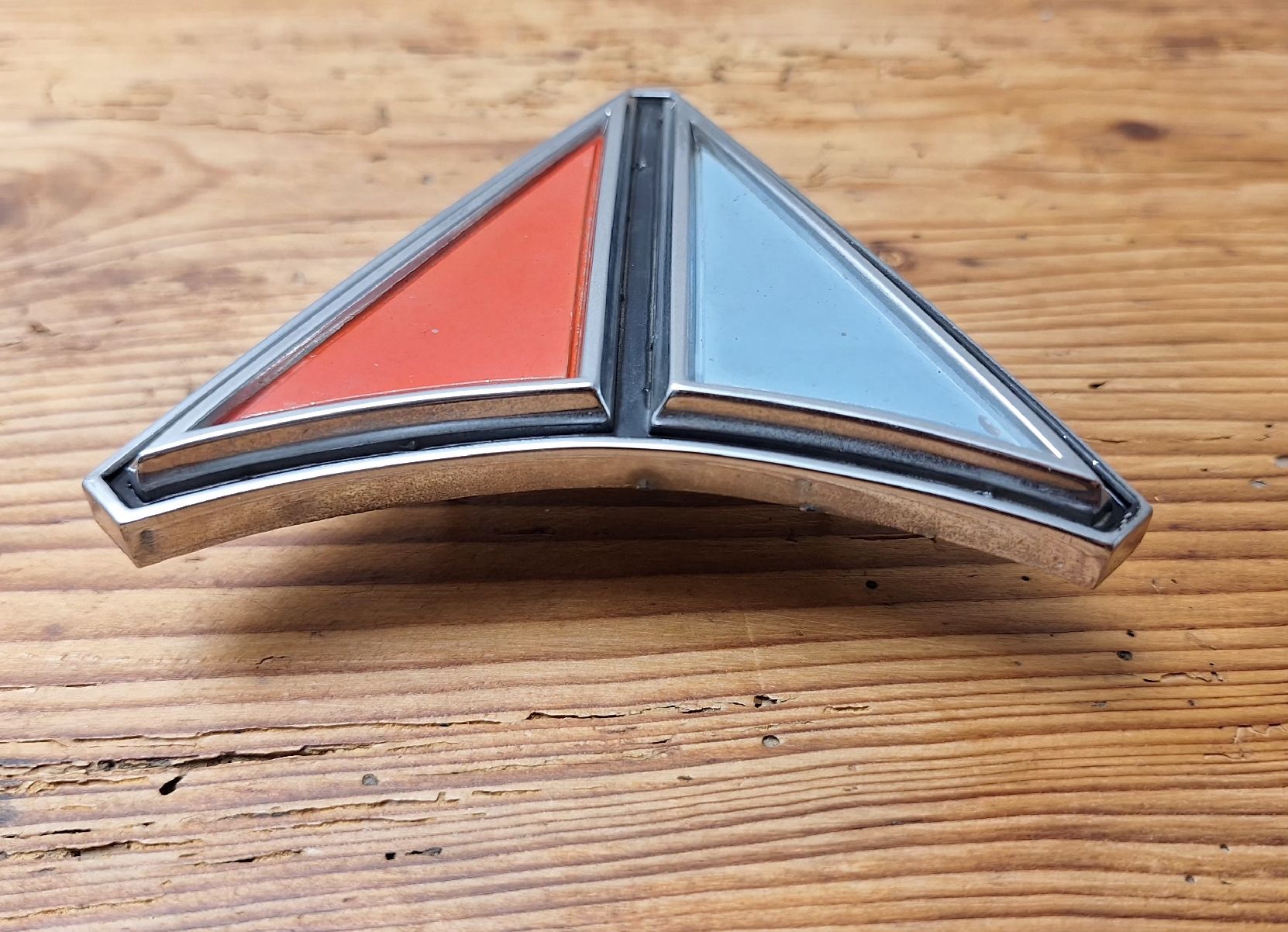 Plymouth Tutti pezzi di ricambio auto: Plymouth Valiant Embleme – Usato da Triesen venduto da BLACKSHEEP75 3