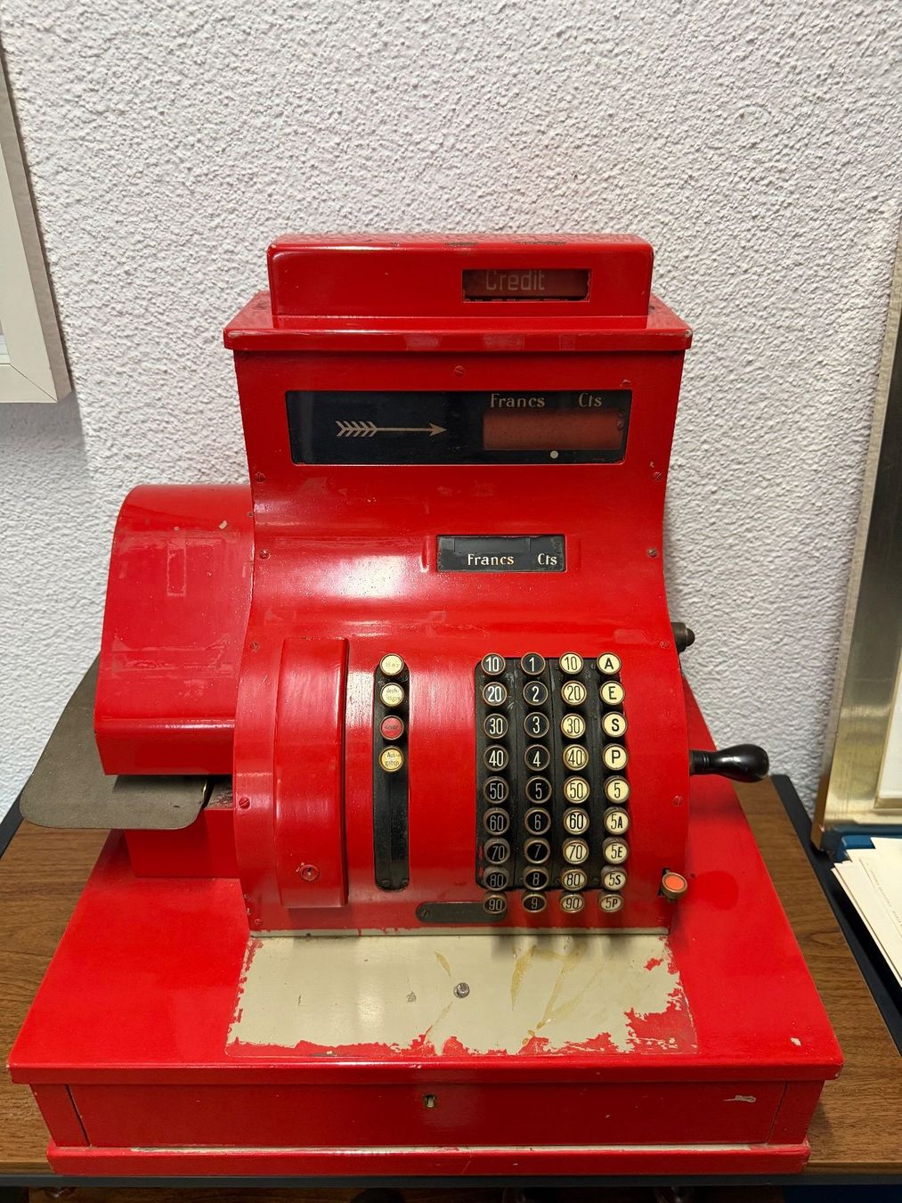 Registratore di cassa: Antike Registierkasse in rot – Usato da Gümligen venduto da Brocki-Reimal-Stift