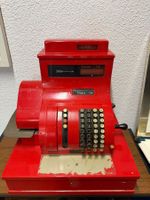 Antike Registierkasse in rot