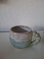 Handgemachte Keramiktasse mit speziellem Griff, neuwertig