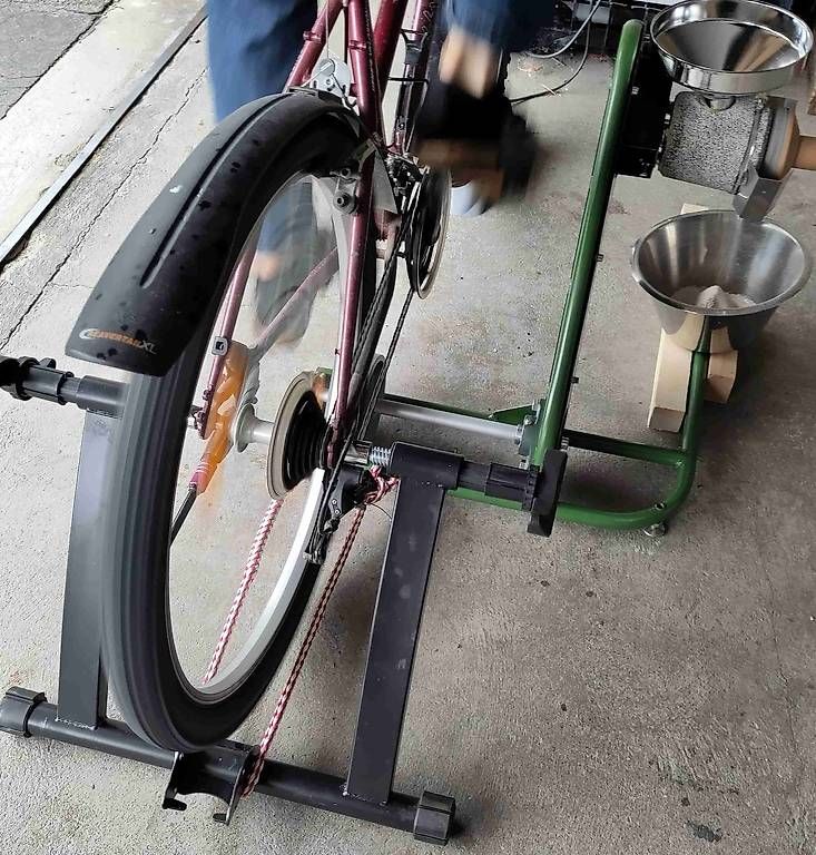 Alle Maschinen: Getreidemühle mit Fahrradantrieb – Gebraucht aus Oberbalm von Krebj 2