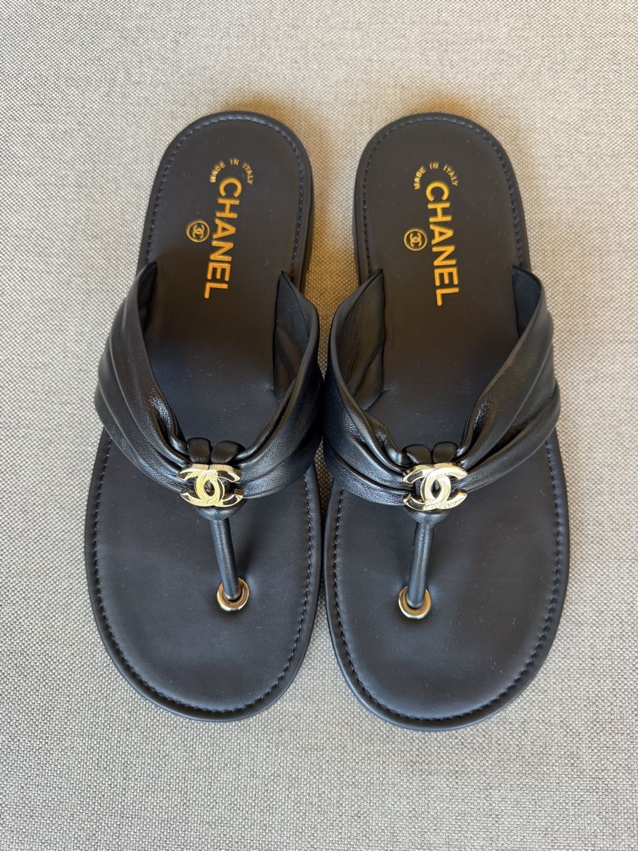 Chanel Scarpe da donna: New Chanel flip-flops – Nuovo e nell'imballaggio originale da Fully venduto da Fashion_Mania