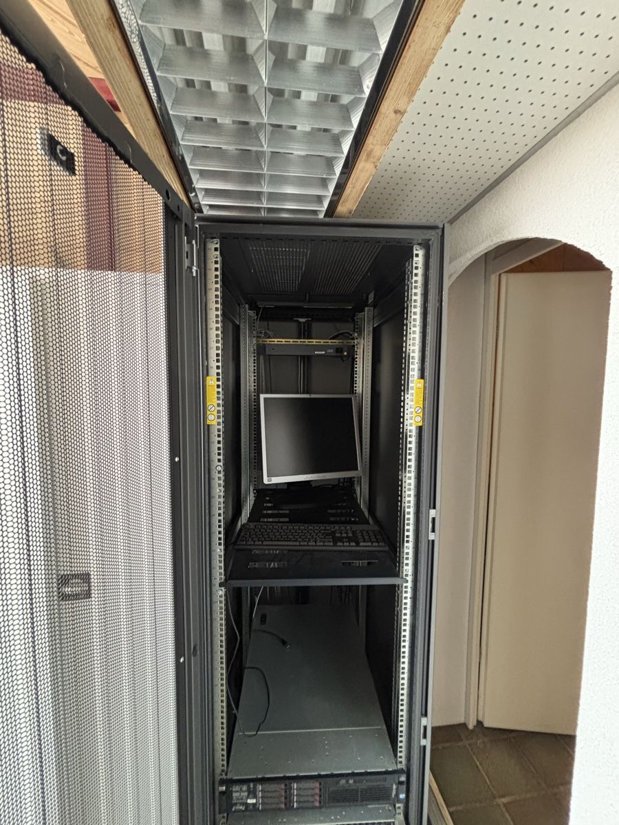 Hewlett Packard Racks & Ständer: Server Rack Schrank HP  - Top Zustand! – Gebraucht aus Kaiserstuhl AG von mar_5k9x 2